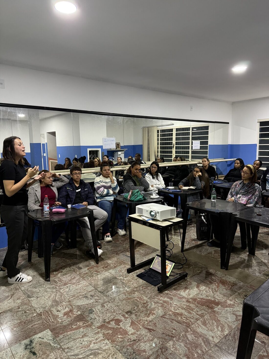 Voluntária do Clube do Cofrinho dando aula para a turma em Campinas