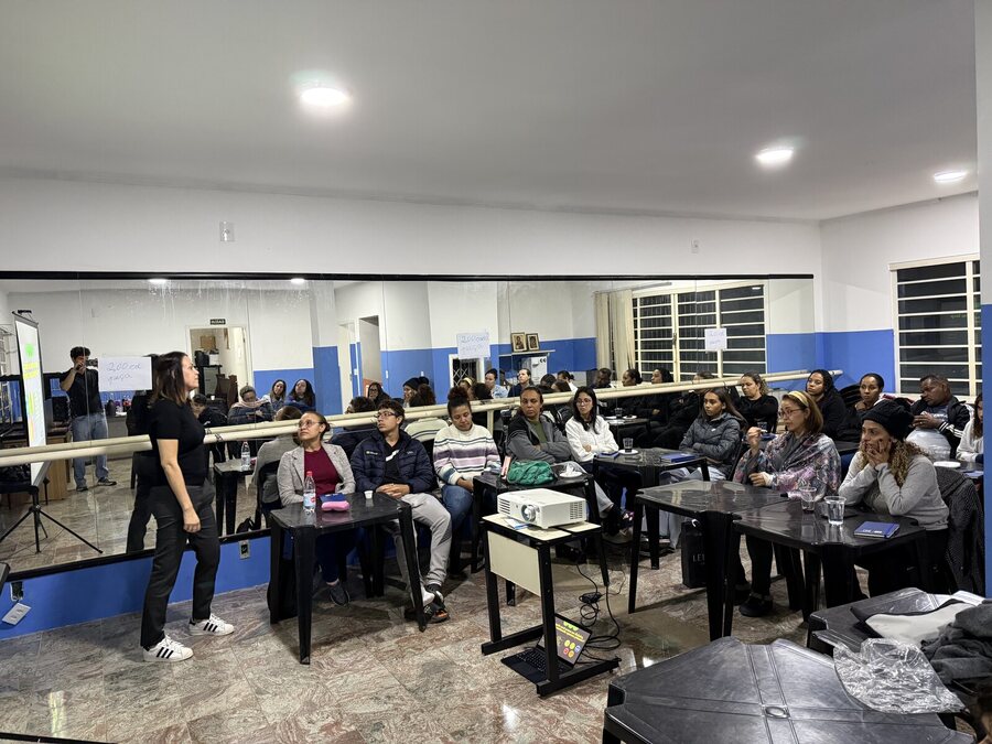 Sala cheia durante um encontro do curso presencial