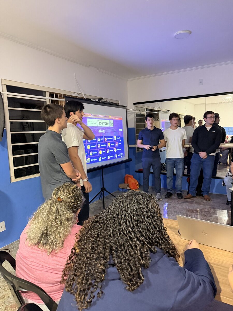 Equipe de voluntários conduzindo o quiz no telão