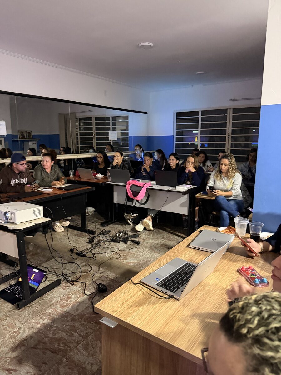 Alunos da turma acompanhando a aula