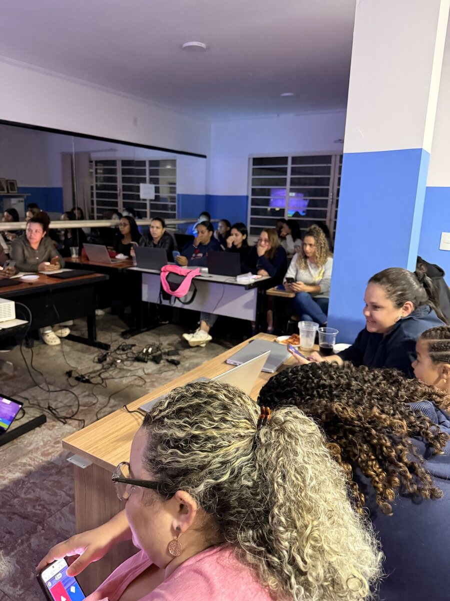 Alunas respondendo o quiz pelo celular