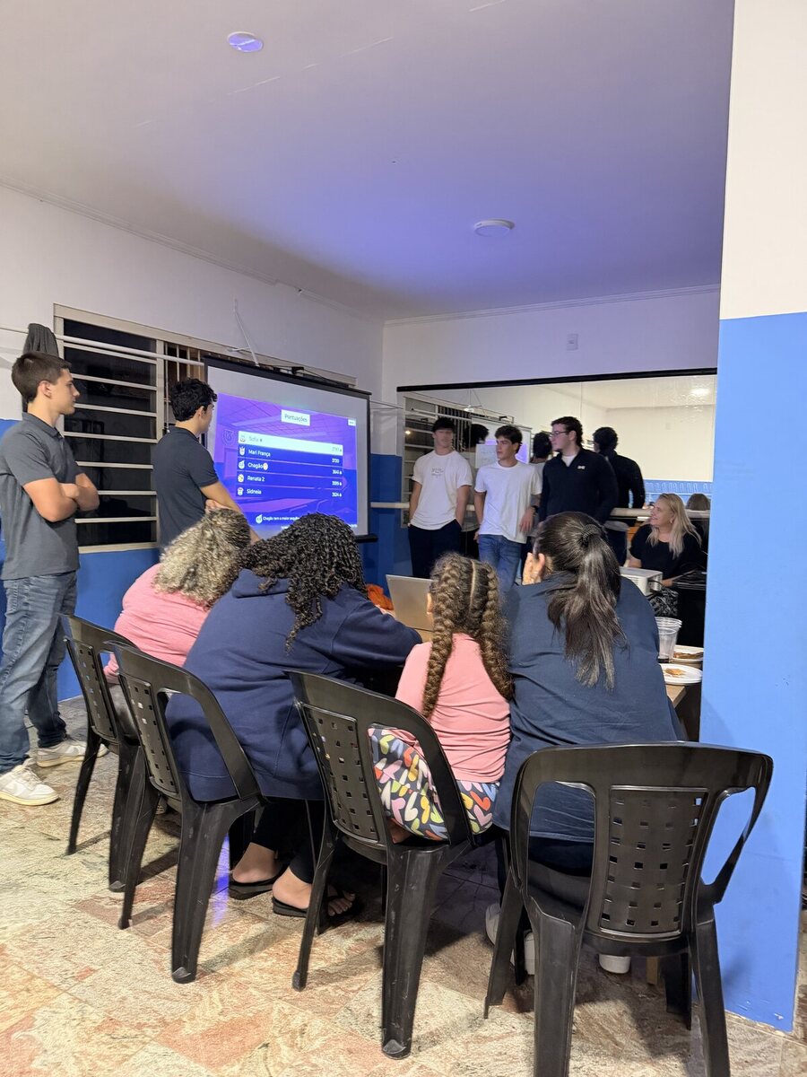 Turma e voluntários no quiz de encerramento