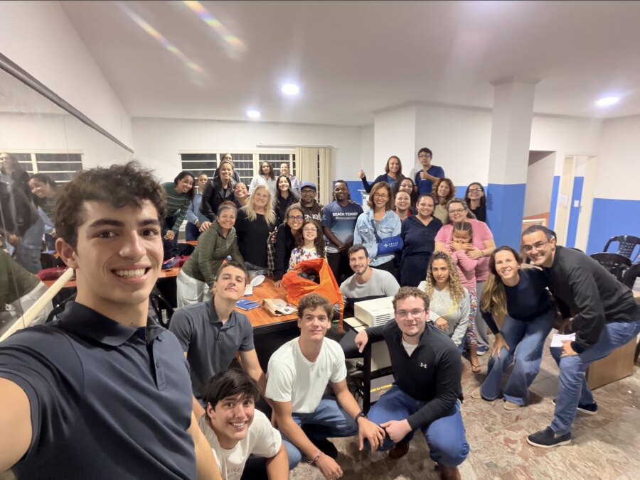 Selfie da turma inteira com os voluntários no encerramento do curso